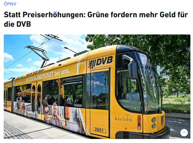 Bild einer Straßenbahn in Dresden. Darüber eine Schlagzeile der DNN vom 18.11.2023: Statt Preiserhöhungen: Grüne fordern mehr Geld für die DVB