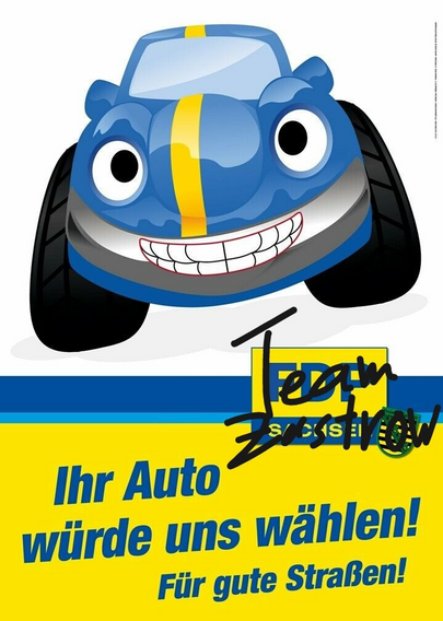 Oben eine Cimicartige Zeichnung eines Blau-Gelben Autos mit freundlichem gesicht. Darunter das Logo der FDP Sachsen, über das schwarz "Team Zastrow" gekritzelt wurde. unten mit bkauer Schrift auf gelben Grund der Text "Ihr Auto würde uns wählen! Für gute Straßen!"