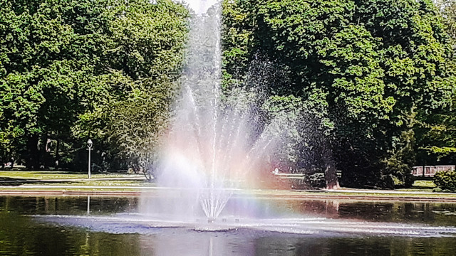 Fontäne im Französischen Garten in Celle erzeugt einen Regenbogen.