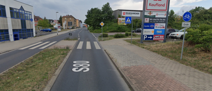 Screenshot des Zeprastreifens aus Google Maps in stadteinwärtiger Richtung. rechts vor dem Zebrastrefen steht ein Schild "Radweg Ende". Auf der anderen Straßenseite ist hinter dem Zebrastreifen ein nutzungspflichtiger Zweirichtungsradweg ausgeschildert.