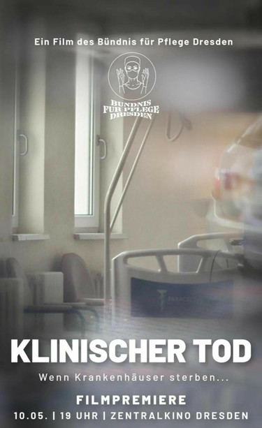 Filmplakat des Films "Klinischer Tod". Zum Titel der Untertitel "Wenn Krankenhäuser sterben." mit Termin der Filmpremiere am 10.05.2024 im Zentralkino Dresden.

Im Hintergrund erkennt man schemenhaft ein Krankenhauszimmer mit Pflegebett, ein paar Stuhle, zwei Fenster. Es ist in Grautönen gehalten, leicht verwaschen, wirkt etwas düster.