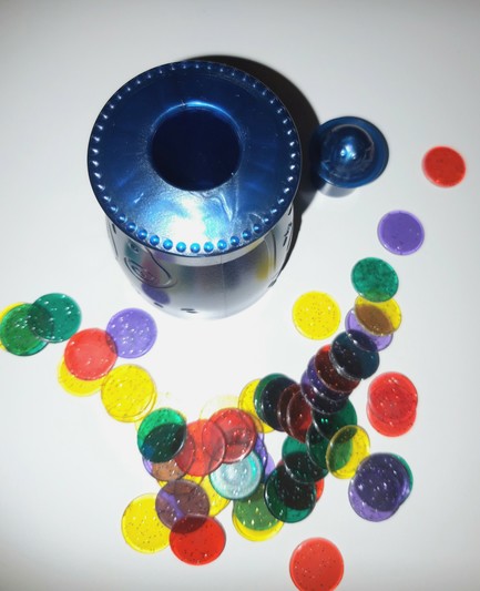 Blauer Spiel-Zauberstreuer und 55 kleine Chips in vier Farben.
