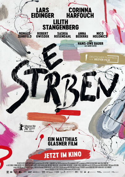 Filmplakat des Films "Sterben". Es ist in modern-künstlerischem Stil gehalten, mit Farbstreifen, Tupfern und Klecksen.
Der Filmtitel wird typographisch in das Wortspiel "streben" - "sterben" eingebettet.

Zudem finden sich die Namen der Hauptdarsteller, Produktionsfirma etc. Vergleiche Webseite im Toot.