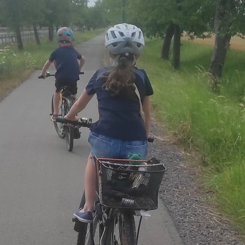 2 Kinder fahren Fahrrad 