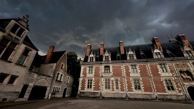 Das Schloss in Blois mit dramatischen Himmel. 