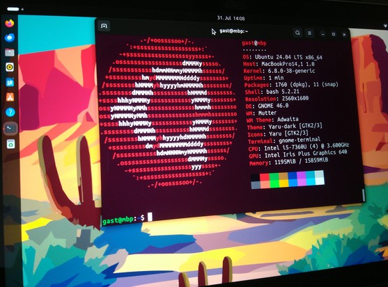 Foto des Ubuntu Desktops, auf dem das Programm neofetch holt, mit dem die technischen Daten des MacBooks angezeigt werden.