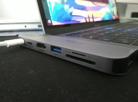 Ein zusätzlicher Adapter wird mitgeliefert, über den u.a. USB-A und ein HDMI-Ausgang genutzt werden können. 