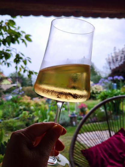 Ein Glas Weißwein in meiner Hand. 