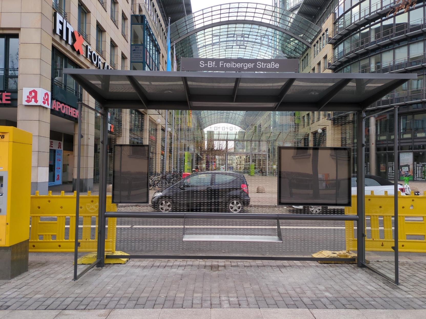 Gegenüber der alten Haltestelle =st eine neue montiert, mit dem dunklen Schild, im Hintergrund der Eingang zum World Trade Center. Gegenüber der alten Haltestelle =st eine neue montiert, mit dem dunklen Schild, im Hintergrund der Eingang zum World Trade Center.