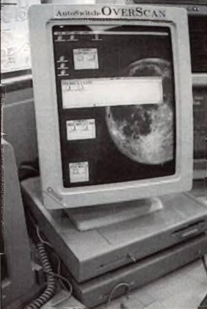 Ein alter Computer mit DTP-artig senkrechtem Monitor