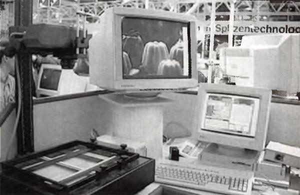 Ein Arbeitsplatz mit alten Computern 