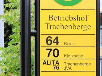 Gelbes Haltestellenschild „Betriebshof Trachenberge“ mit Linienauflistung: Linie 64 nach Reick, Linie 70 nach Klotzsche und ALITA 76 nach Trachenberge JVA.