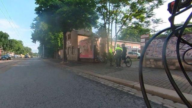 Zwei Fahrradpolizisten kontrollieren einen Radfahrenden