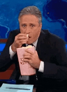 Mann mit gespanntem Blick ist Popcorn. 