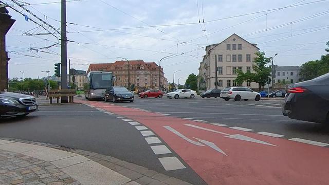 Das Bild zeigt die Kreuzung am Schlesischen Platz in Dresden, auf dem sich jede Menge Autos gegenseitig im Weg stehen. 
