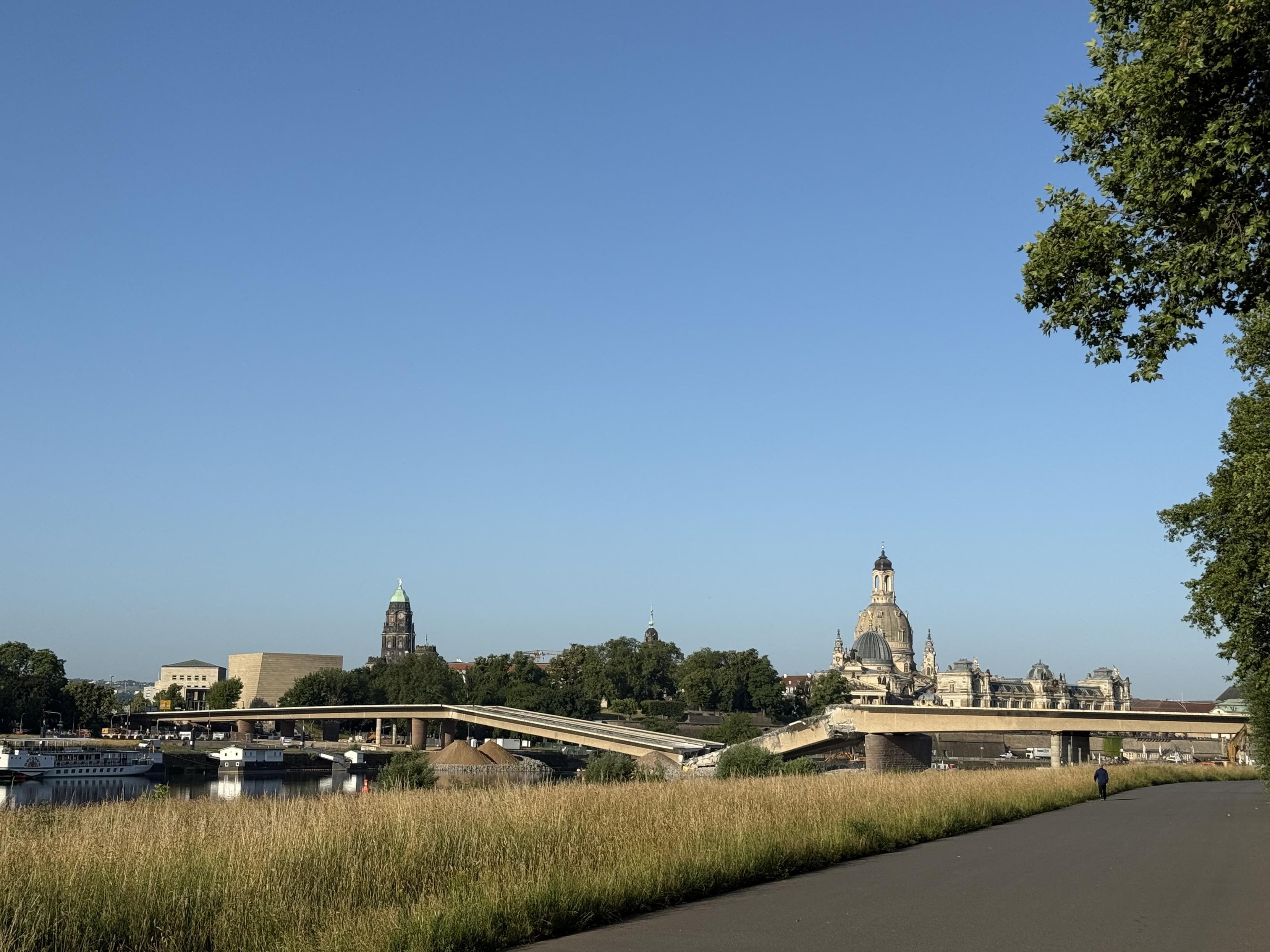 Carolabrücke liegt in der Elbe Carolabrücke liegt in der Elbe