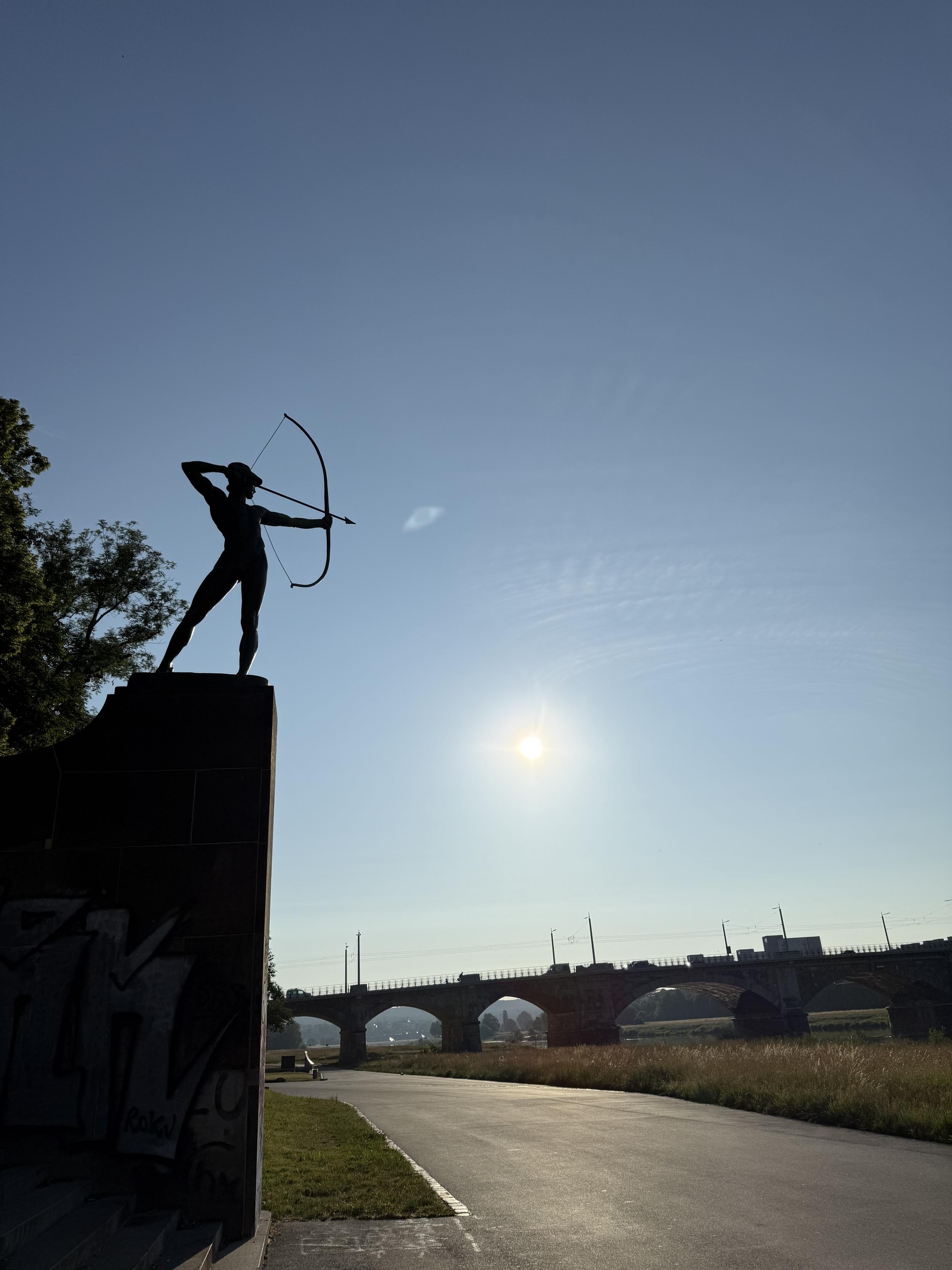 Bogenschütze, Skulptur an der Brücke im Gegenlicht  Bogenschütze, Skulptur an der Brücke im Gegenlicht