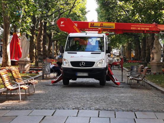 Ein weiteres Bild zeigt einen LKW mit nach rechts ausgefahrenem Kranarm an gleicher Stelle, auch hier kein Durchkommen für Radelnde Menschen.