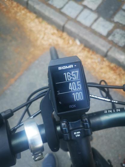 Das Bild zeigt einen Fahrradcomputer, der eine Temperatur von 40,5° C anzeigt. 