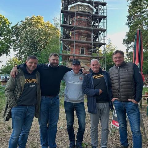 Gruppenbild von 5 Männern vorm eingerüsteten Lugturm. Von links nach Rechts:

Jens Genschmar (Freie Wähler, Fraktion Team Zastrow)
Thomas Ladzinski (AfD)
Thomas Blümel (Feaktionsmitarbeiter Team Zastrow) 
Peter Krüger (CDU)
Holger Zastrow (Team Zastrow) 