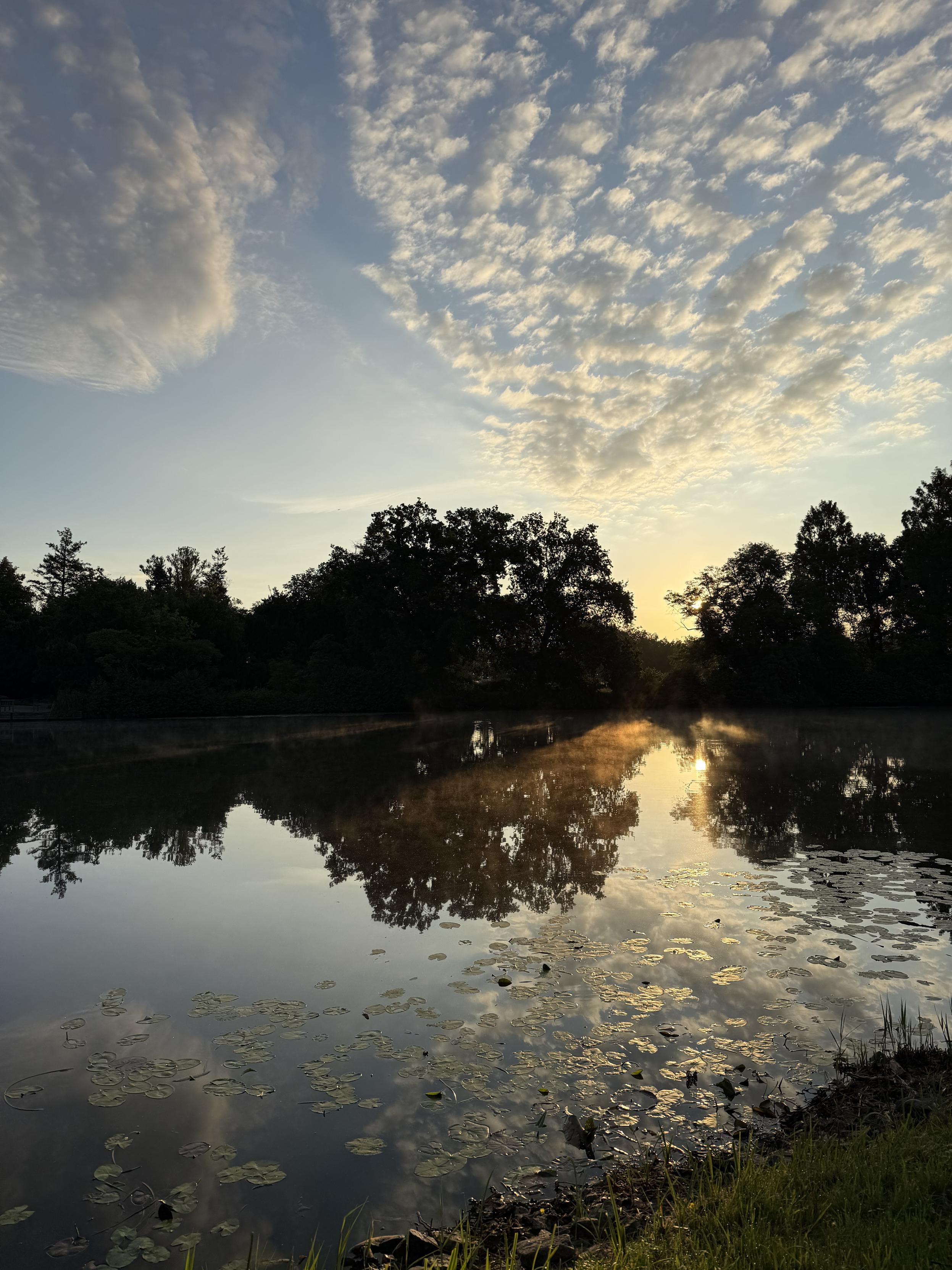 Morgenhimmel über dem Wasser Morgenhimmel über dem Wasser