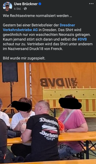 Das Bild zeigt eine Gruppe von Menschen, die an einem Tisch sitzen, während eine Betriebsfeier der Dresdner Verkehrsbetriebe AG in Dresden stattfindet. Im Hintergrund ist ein orangefarbener Banner mit dem Logo der DVB zu sehen. Ein Mann trägt ein schwarzes T-Shirt mit dem Aufdruck "Diovision Sachsen" in Fraktur und einer Schwarz-Weiß-Roten Flagge. Die Gesichter der Personen sind mit schwarzen Rechtecken verdeckt. Der Text auf dem Bild lautet: "Wie Rechtsextreme normalisiert werden ... Gestern b…