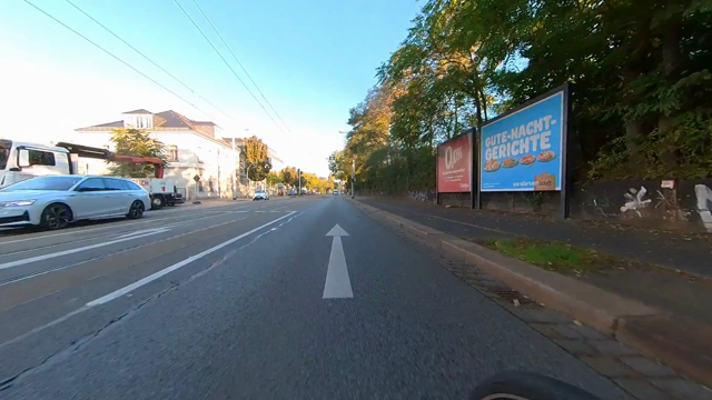 Das video zeigt eine umgefahrene Bake vor einer Haltestelle.