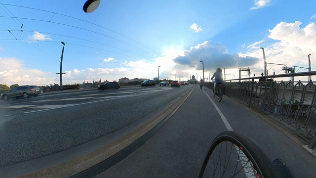 Das Video zeigt, wie alle Autos auf den Gleisen stehen, während der Fahrstreifen daneben leer ist. 