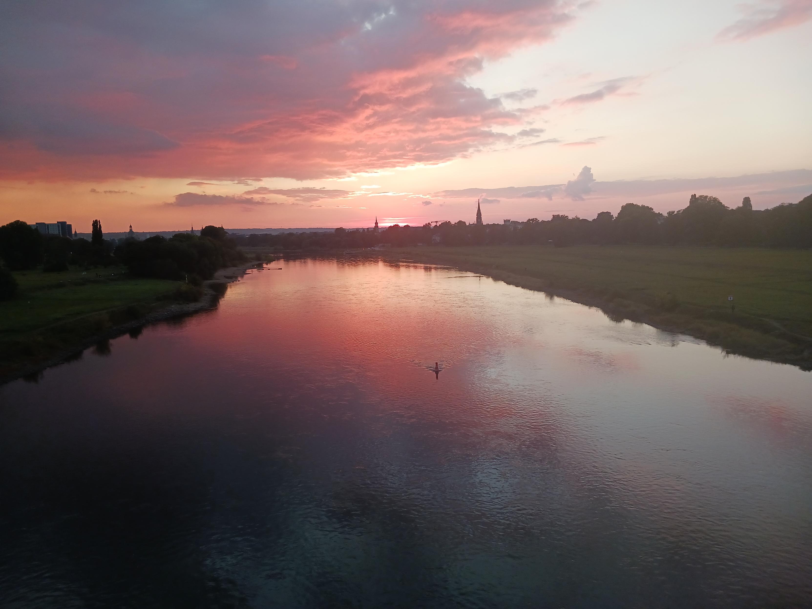 Blick von fer Waldschlößchenbrücke elbabwärts, der Abendhimmel spiegelt sich in der Elbe