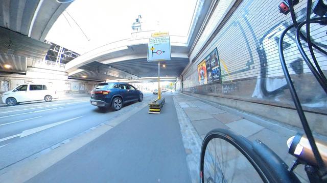 Ein Verkehrsschild steht mitten auf dem Radweg