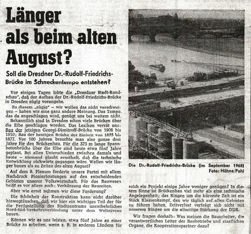 Das Bild ist ein Scan eines Textdokuments, wahrscheinlich aus einer Zeitung oder Broschüre. Der Text ist in zwei Spalten angeordnet und verwendet eine altmodische Schriftart. Es enthält verschiedene Absätze und Überschriften. Im oberen Teil des Bildes befindet sich ein Titel mit der Frage: "Länger als beim alten August?". Auf der rechten Seite des Bildes befindet sich ein Schwarz-Weiß-Foto einer Brücke mit dem Titel: "Die Dr.-Rudolf-Friedrichs-Brücke (im September 1968) Foto: Höhne/Pohl". Der T…