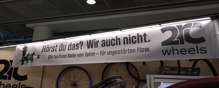 Banner eines Ausstellers, der für seine lautlosen Fahrrdnaben wirbt. 
