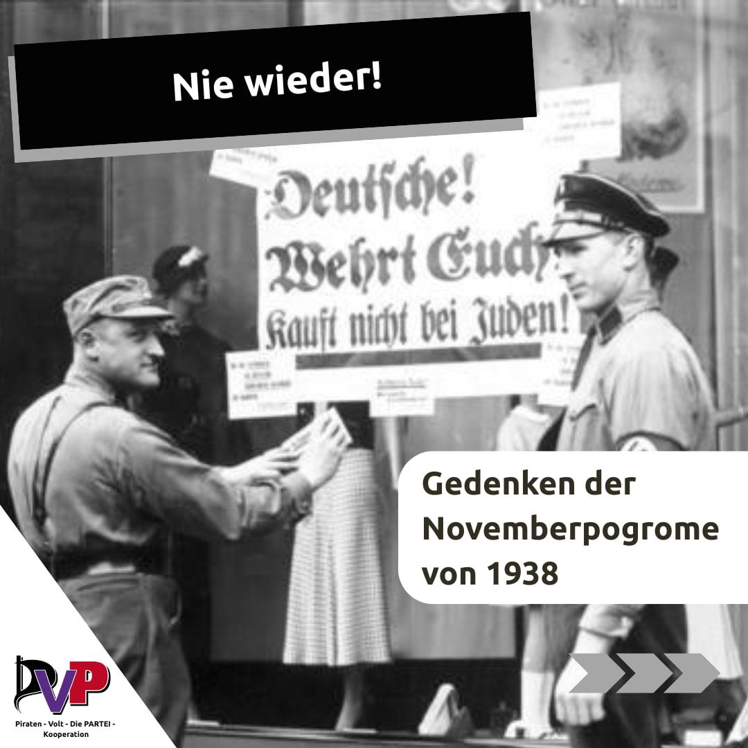Sharepic mit schwarz-weiß Fotografie von einem Geschäft, dass von Nazis mit der nationalsozialistischen Propaganda "Deutsche! Wehrt Euch! Kauft nicht bei Juden!". Darüber gelegt steht: "Nie wieder! Gedenken der Novemberpogrome von 1938"