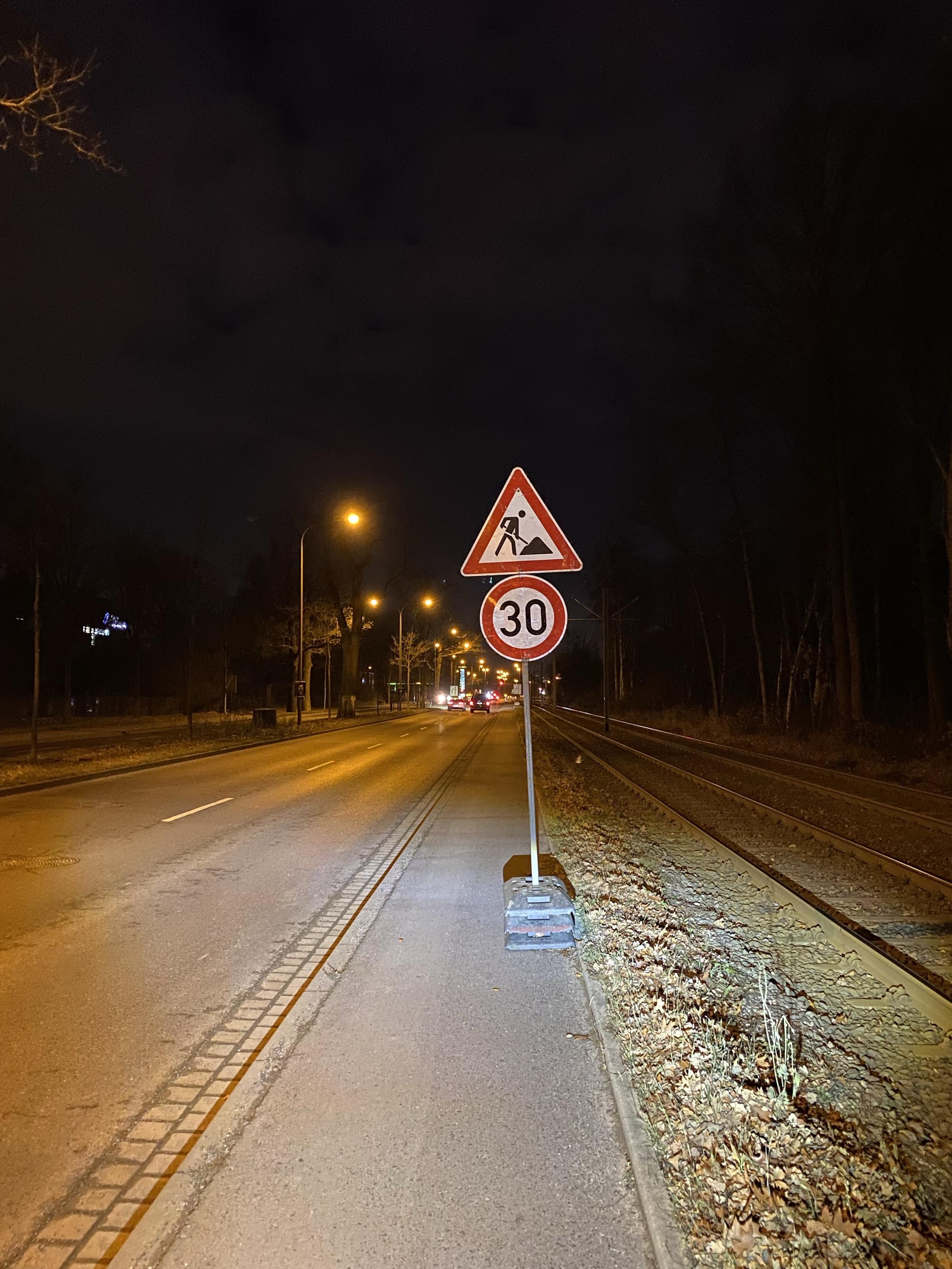 Schild auf dem Radweg 