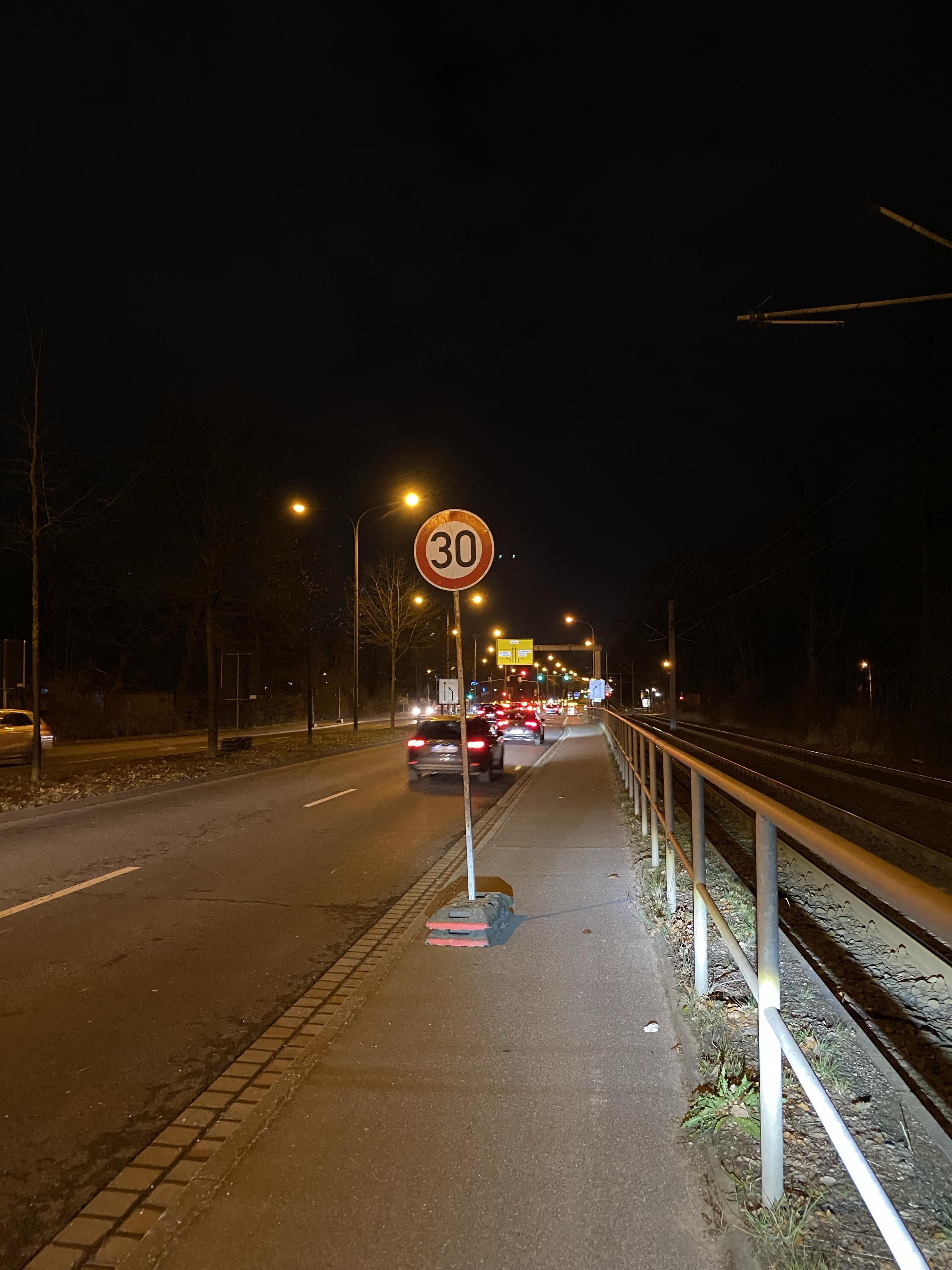 Schild auf dem Radweg 