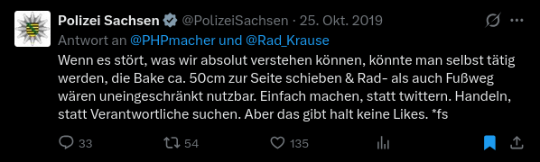 Screenshot mit einem Tweet der Polizei Sachsen auf Twitter von 2019:

"Wenn es stört, was wir absolut verstehen können, könnte man selbst tätig werden, die Bake ca. 50cm zur Seite schieben & Rad- als auch Fußweg wären uneingeschränkt nutzbar. Einfach machen, statt twittern. Handeln, statt Verantwortliche suchen. Aber das gibt halt keine Likes. *fs"