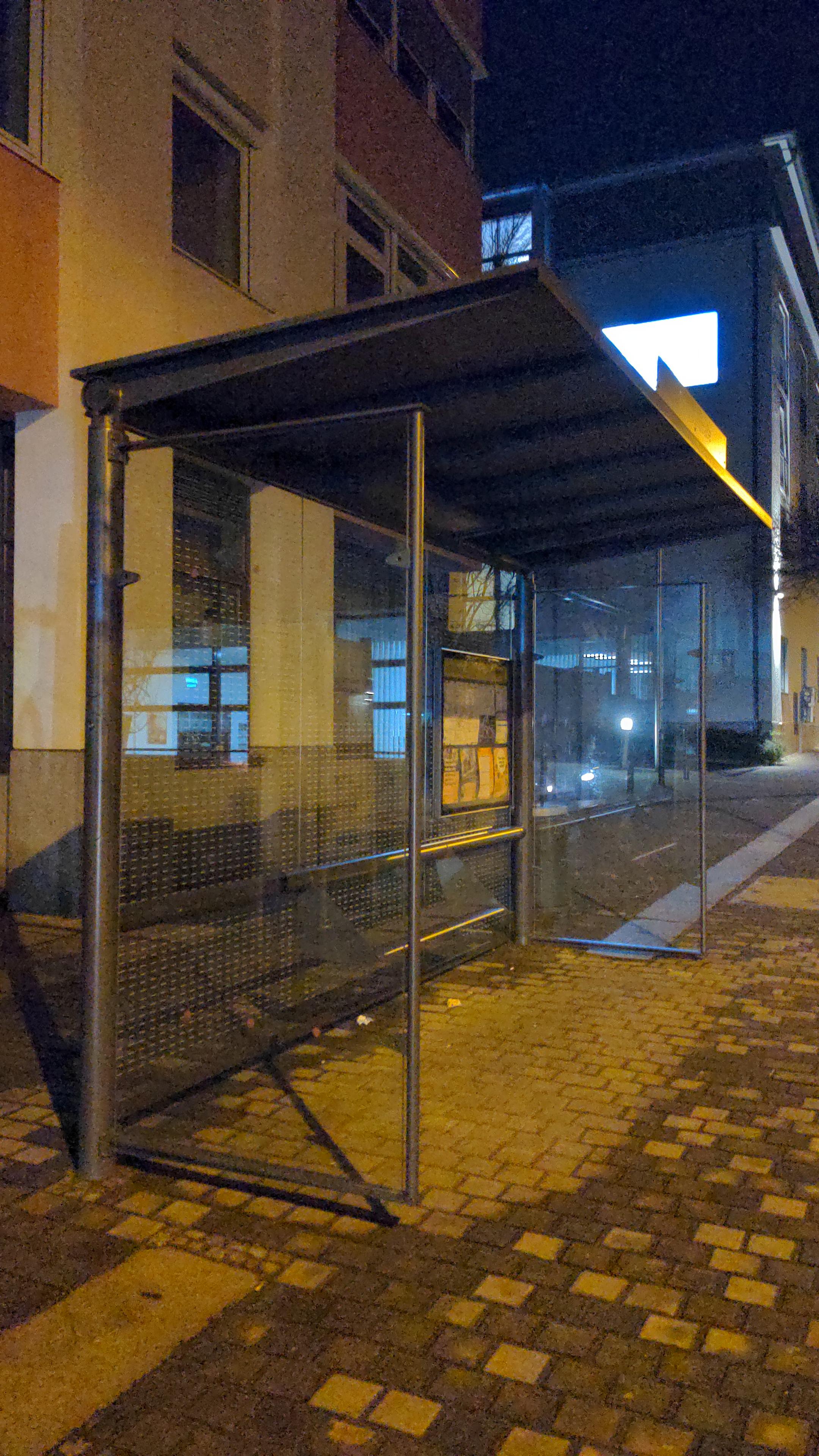 Die diskutierte Bushaltestelle hat nun gläserne Seitenwände. 
