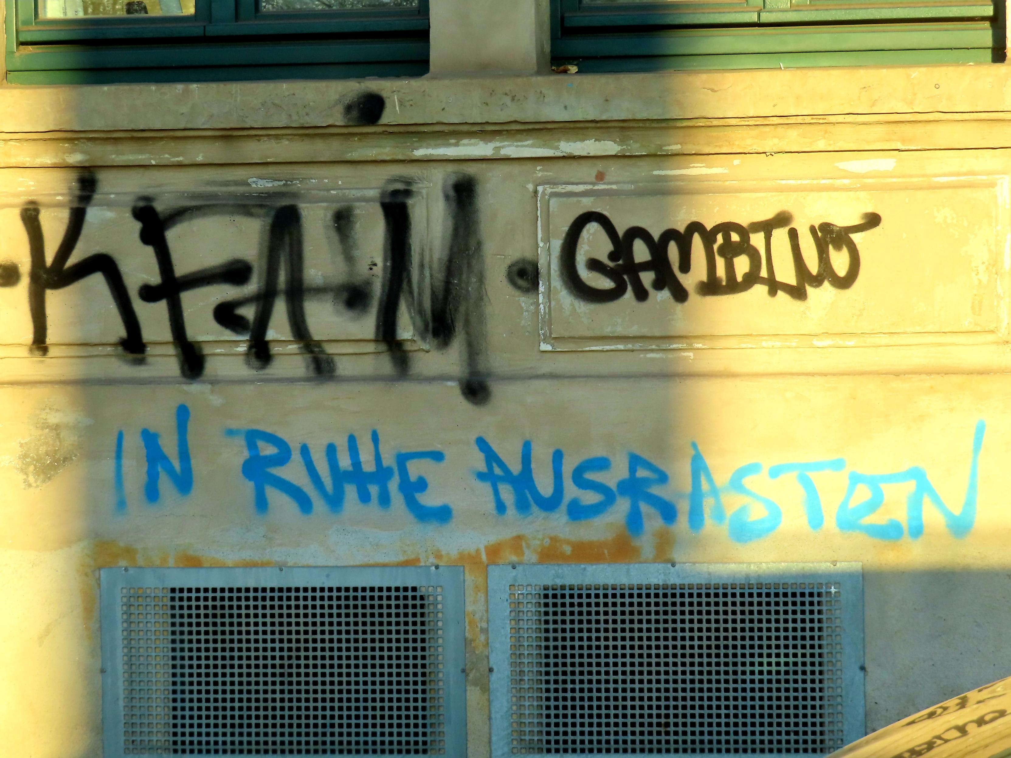 In Ruhe ausrasten!

Schriftzug über Kellerfenstern, die mit Lüftungsgitternversehensind.

Weitere Schriftzüge, die für die Kernaussage irrelevant sind..