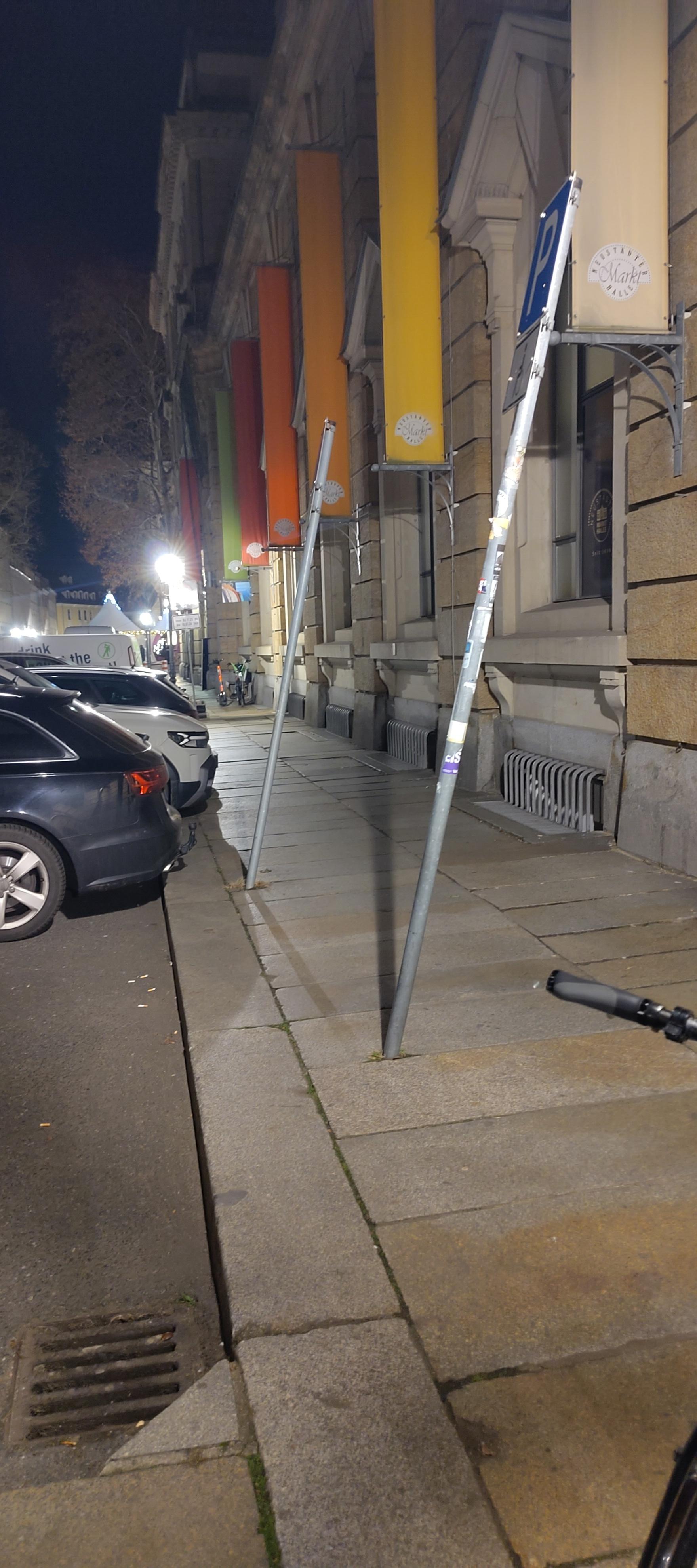 2 identisch verbogene verkehrsschilder.