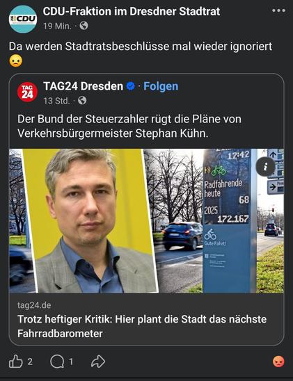 Ein Social-Media-Beitrag zeigt einen Beitrag der CDU-Fraktion im Dresdner Stadtrat (oben) und einen geteilten Beitrag von TAG24 Dresden (unten). Der CDU-Beitrag enthält den Text „Da werden Stadtratsbeschlüsse mal wieder ignoriert“ und einen traurigen Emoji. Der TAG24-Beitrag zeigt den Text „Der Bund der Steuerzahler rügt die Pläne von Verkehrsbürgermeister Stephan Kühn.“ und darunter ein zweigeteiltes Bild: Links ein Person in grauem Anzug und blauem Hemd vor gelbem Hintergrund, rechts eine Str…