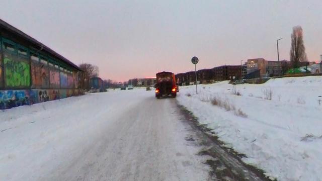 Ein Streufahrzeug auf einem Radweg