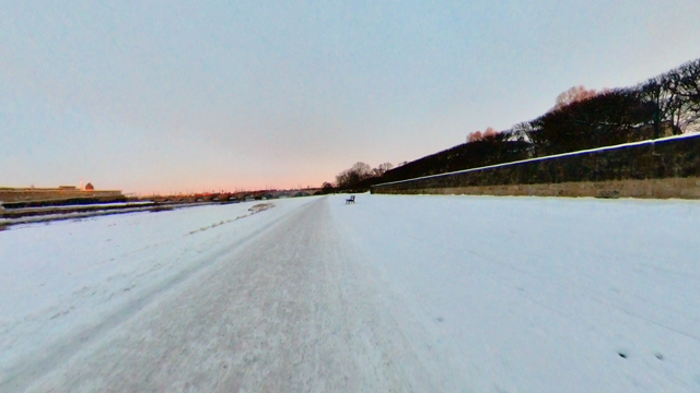 Eine Fahrt auf dem winterlich verschneiten Elbradweg in Dresden bei Sonnenaufgang. 