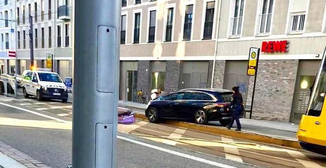 Ein PKW ist über die Kante einer Hochbordhaltestelle gefahren und hängen geblieben. 