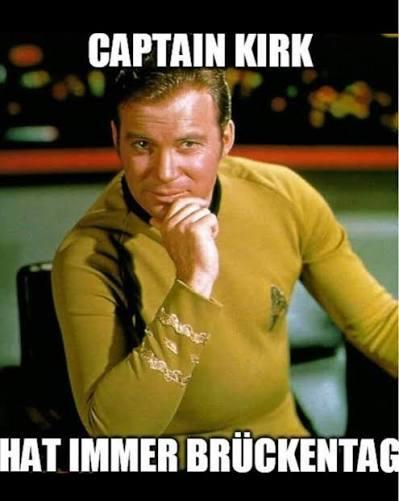 Ein Bild von Captain Kirk auf der Brücke der Enterprise. Dazu der Text: Captain Kirk hat immer Brückentag. 
