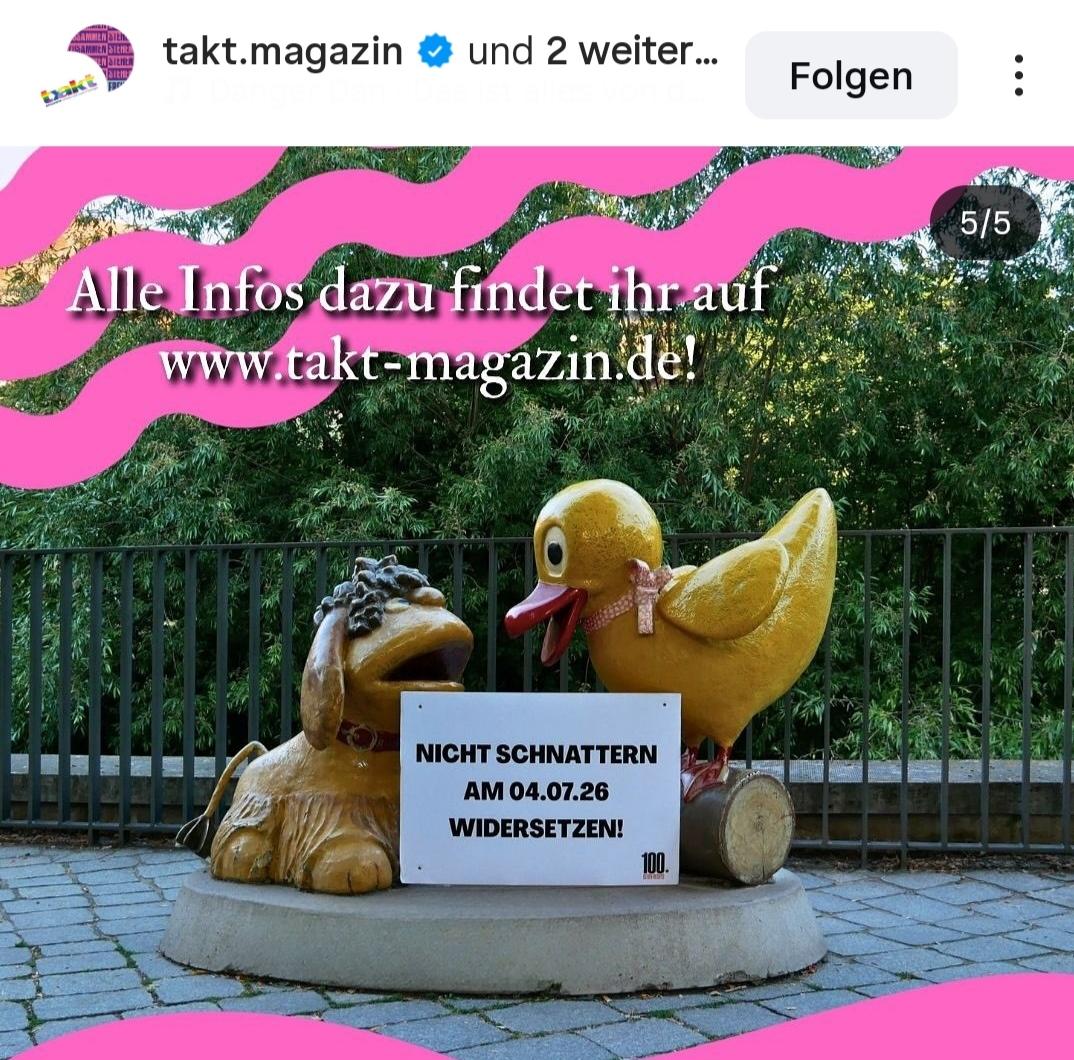 Moppi und Schnatterinchen mit einem Schild mit der Aufschrift "nicht schnattern. Am 4.7. widerstehen