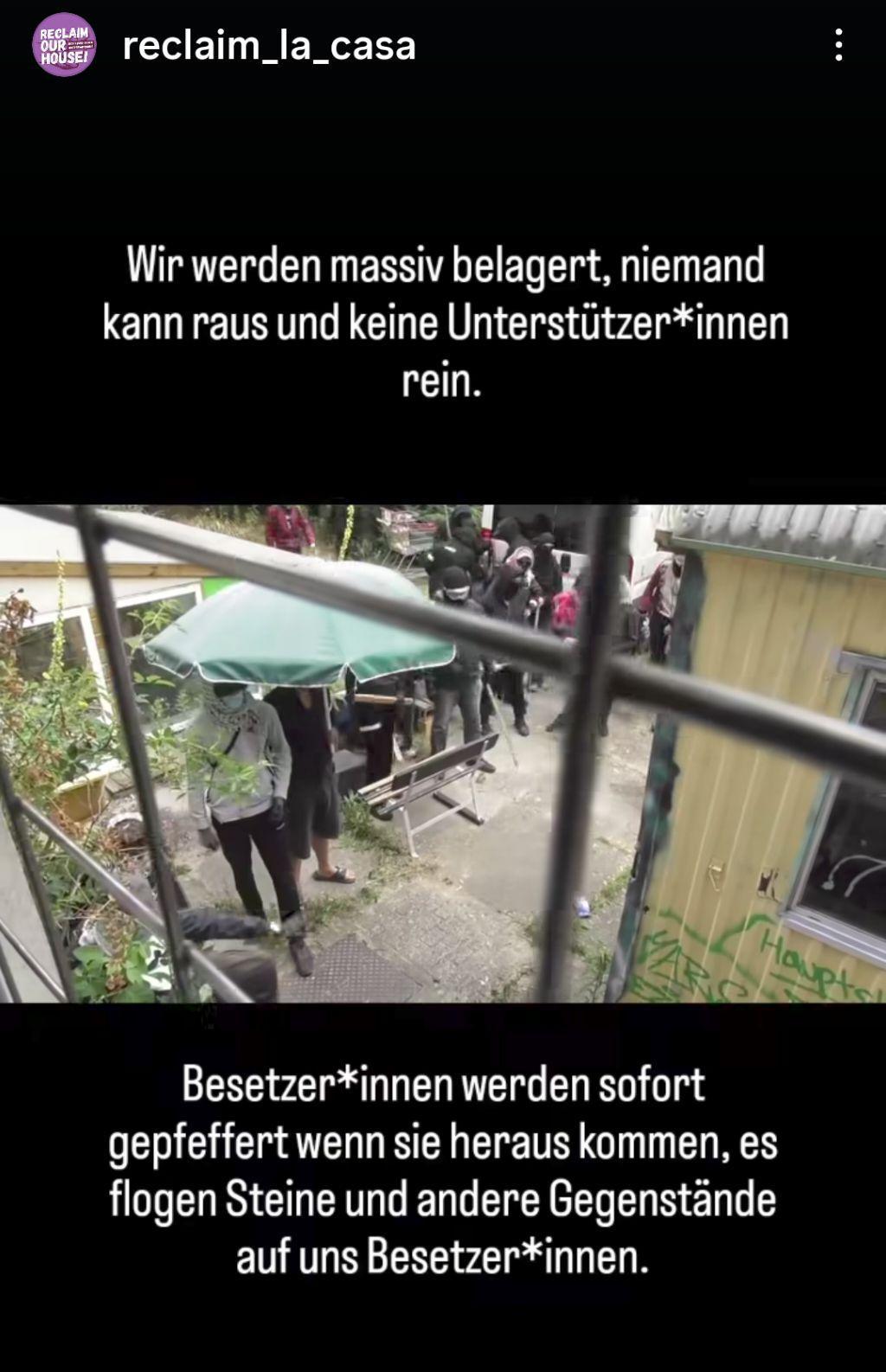 Angreifer*innen mit Latten bewaffnet vor dem la casa