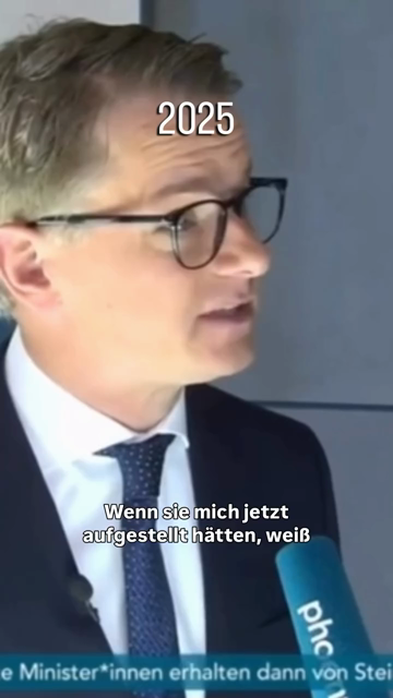Interviewsituation. Ein Mikrofon am rechten Bildrand. Carsten Linnemann spricht, er trägt eine schwarze Brille, einen schwarzen Anzug, weißes Hemd und einen dunklen Schlips.