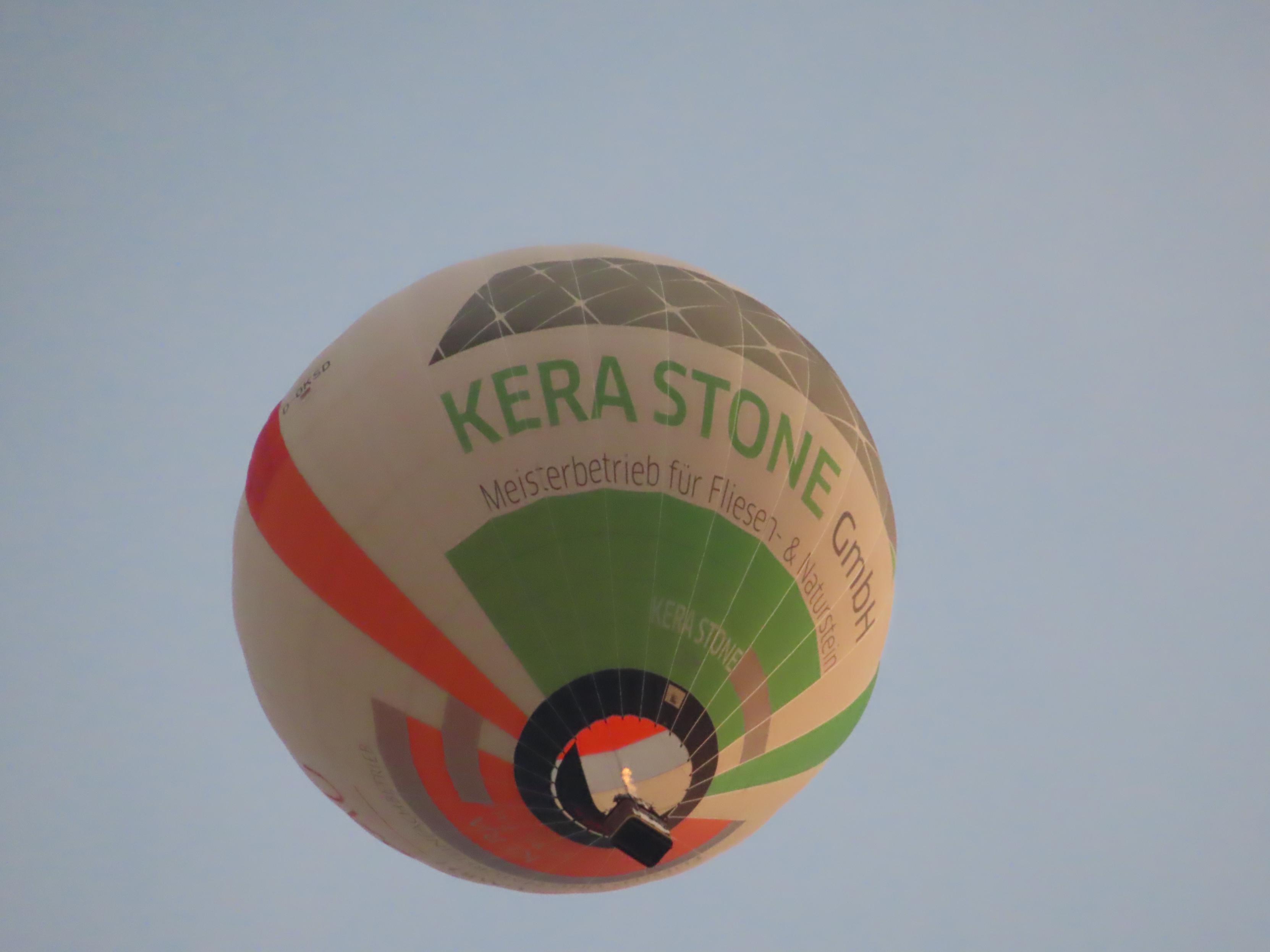 Heißluftballon, fast direkt über mir