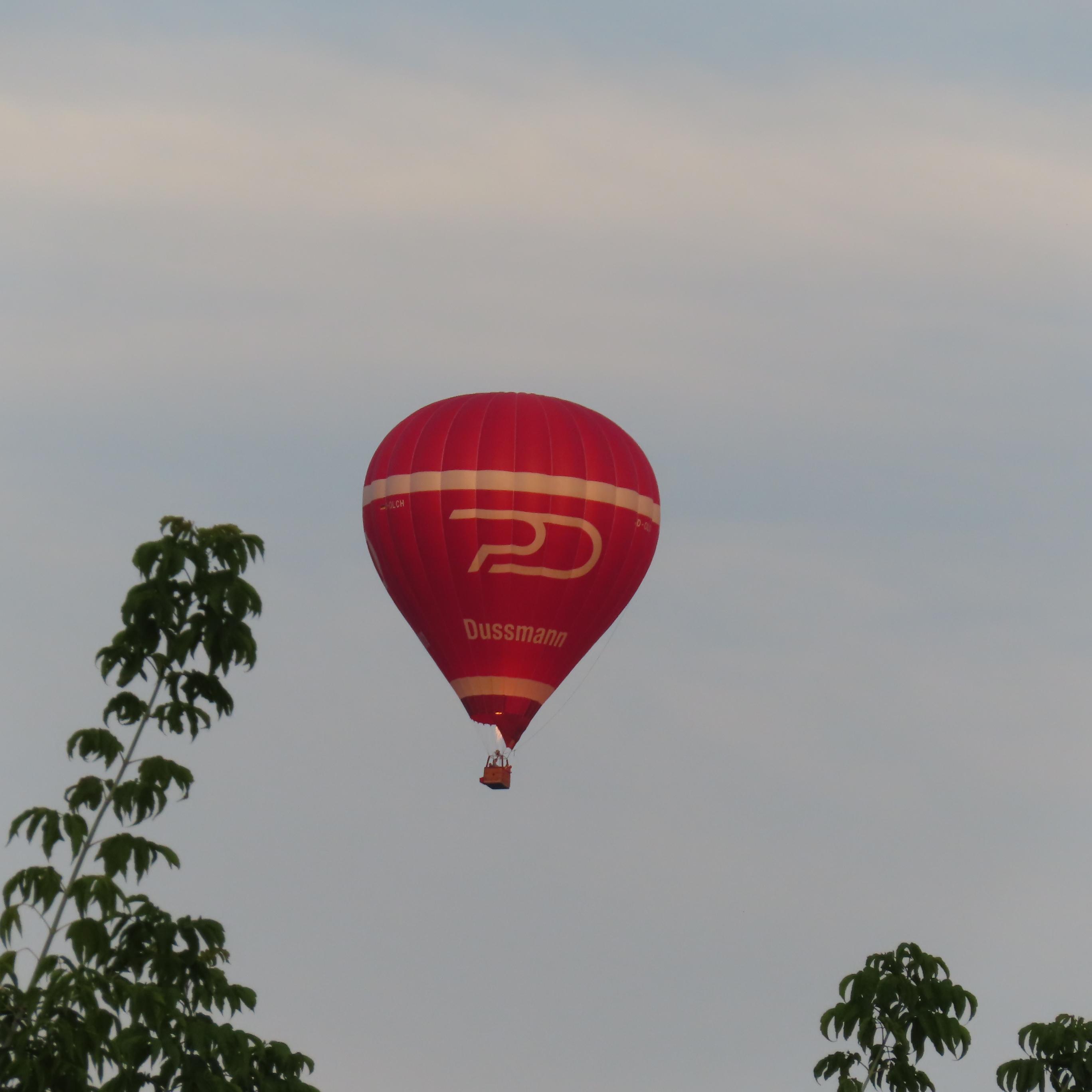 Roter Heißluftballon