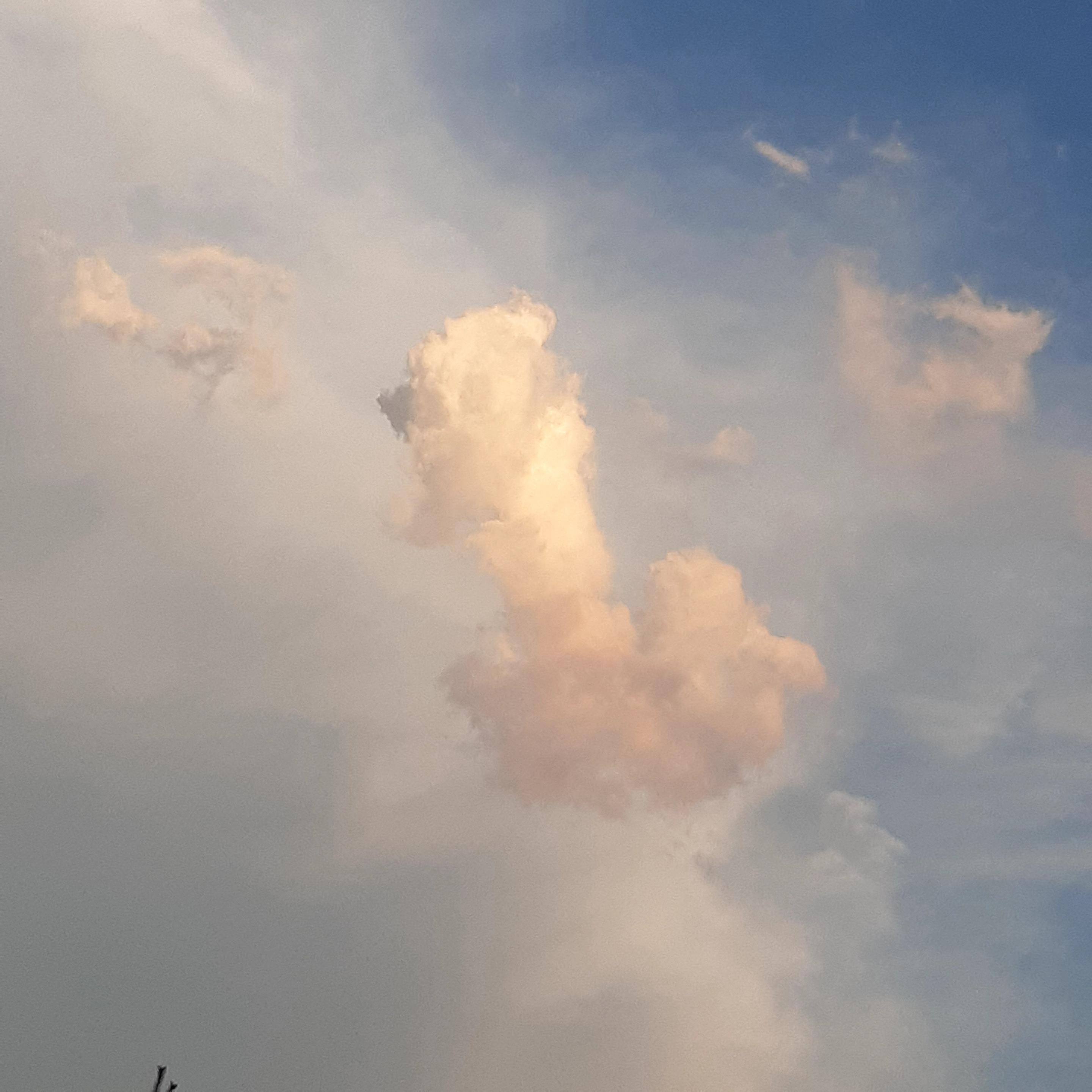 Wolke, die wie ein Mittelfinger aussieht